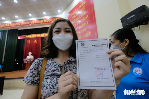 Quận Hoàng Mai chi hơn 1.000 tỉ xây mới 4 trường công lập - Ảnh 1. Năm 2022, một trường mầm non tại quận Hoàng Mai tổ chức buổi bốc thăm cho con vào trường công lập - Ảnh: NAM TRẦN