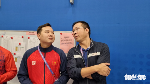 Phóng viên quốc tế ngỡ ngàng tưởng Hoàng Xuân Vinh... còn thi đấu ở Asiad 19 - Ảnh 1. HLV Hoàng Xuân Vinh (bìa phải) trò chuyện cùng Hữu Vương - Ảnh: HUY ĐĂNG