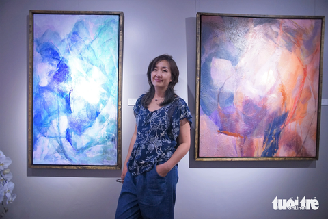 ‘Ngoạn tình’ cùng họa sĩ Bùi Thanh Thủy - Ảnh 1. Họa sĩ Bùi Thanh Thủy bên tác phẩm của mình tại triển lãm Ngoạn tình - Ảnh: H.VY