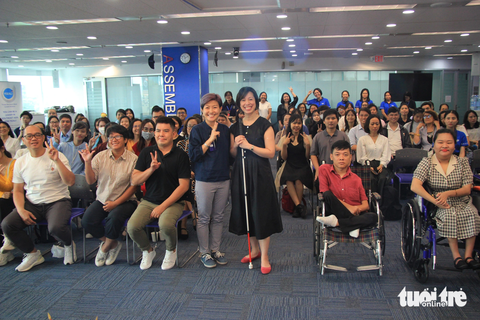 Christine Hà chụp ảnh cùng người tham dự giao lưu - Ảnh: NGỌC ĐÔNG Christine Hà chụp ảnh cùng người tham dự giao lưu - Ảnh: NGỌC ĐÔNG