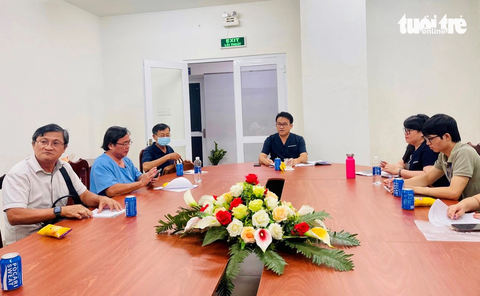 Ngay sau khi nhận được thông tin từ Viện Pasteur TP.HCM ngày 23-9 về trường hợp bệnh nhân L., phó giám đốc Sở Y tế tỉnh Bình Dương Huỳnh Minh Chín (giữa) đã họp với CDC Bình Dương để giám sát ca bệnh ngay trong đêm - Ảnh: T.D. Ngay sau khi nhận được thông tin từ Viện Pasteur TP.HCM ngày 23-9 về trường hợp bệnh nhân L., phó giám đốc Sở Y tế tỉnh Bình Dương Huỳnh Minh Chín (giữa) đã họp với CDC Bình Dương để giám sát ca bệnh ngay trong đêm - Ảnh: T.D.