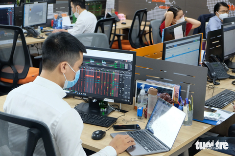 Chứng khoán giảm sâu: Vẫn còn cơ hội kiếm lời ở 'trận đánh mới', nhưng trước hết phải 'sống sót' - Ảnh 1. Chứng khoán liên tục biến động khiến không ít nhà đầu tư bị ảnh hưởng tâm lý - Ảnh: BÔNG MAI
