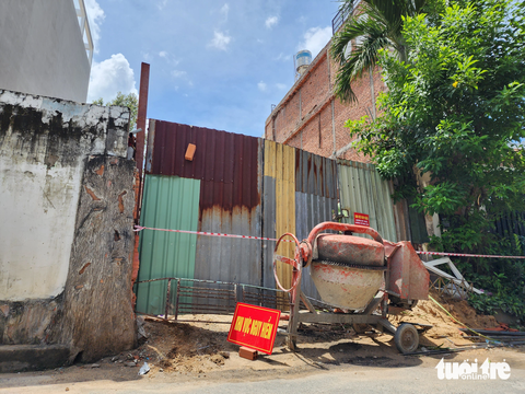 Gia cố nền móng có phải xin phép hay không? - Ảnh 3. Khu vực sập nhà được cơ quan chức năng để bảng "khu vực nguy hiểm" - Ảnh: MINH HÒA