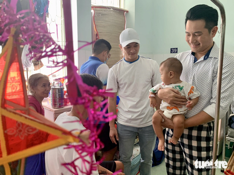 Thum Nguyễn Phi Hùng và Lê Minh Thành thăm bệnh nhi tại Bệnh viện Nhi đồng 2 - Ảnh: HOÀI PHƯƠNG