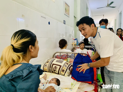 Nguyễn Phi Hùng, Lê Minh Thành… tiếp thêm nghị lực cho bệnh nhi ung thư - Ảnh 3. Lê Minh Thành "chúc cho các em mau hết bệnh” - Ảnh: HOÀI PHƯƠNG