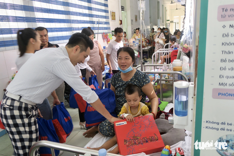 Nguyễn Phi Hùng trao quà và thăm hỏi bé Nguyễn Thành Nhân (3 tuổi ở Củ Chi) đang điều trị bệnh xuất huyết não tại Bệnh viên Nhi Đồng 2 - Ảnh: T.T.D. Nguyễn Phi Hùng trao quà và thăm hỏi bé Nguyễn Thành Nhân (3 tuổi) đang điều trị bệnh xuất huyết não - Ảnh: T.T.D.