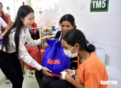 Á hậu Đoàn Phương Tâm trao quà trung thu và thăm hỏi em Ka Thuỳ (12 tuổi, Lâm Đồng) đang điều trị u buồng trứng tại Bệnh viện Nhi Đồng 2 - Ảnh: T.T.D. Á hậu Đoàn Thị Phương Tâm trao quà trung thu - Ảnh: T.T.D.