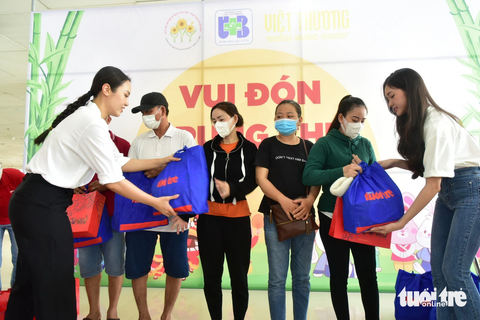 Á hậu Thủy Tiên (bìa trái) và hoa hậu Kim Ngân (bìa phải) trao quà cho các bệnh nhi - Ảnh: T.T.D. Á hậu Thủy Tiên (bìa trái) và hoa hậu Kim Ngân (bìa phải) trao quà cho các bệnh nhi - Ảnh: T.T.D.