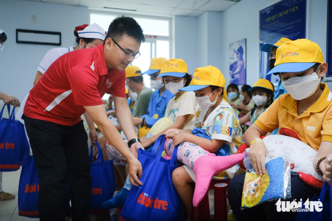 'Ước mơ của Thúy' mang Trung thu đến bệnh nhi Đà Nẵng, Huế - Ảnh 1. Đại diện báo Tuổi Trẻ trao quà cho bệnh nhi ung thư ở Bệnh viện Ung bướu Đà Nẵng - Ảnh: ĐOÀN NHẠN