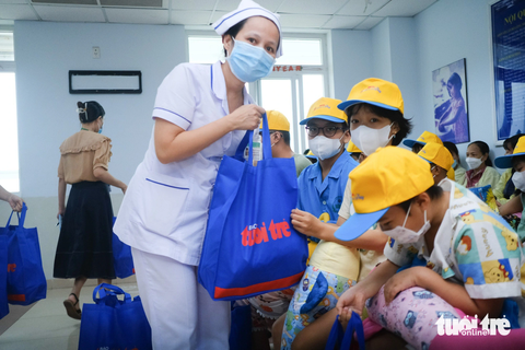'Ước mơ của Thúy' mang Trung thu đến bệnh nhi Đà Nẵng, Huế - Ảnh 5. Đây là những địa chỉ quen thuộc của chương trình mỗi dịp Tết Trung thu, món quà nhằm động viên, khích lệ tinh thần các bệnh nhi - Ảnh: TẤN LỰC