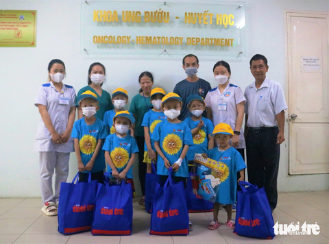 Mang Trung thu đến sớm với chiến binh hoa mặt trời ở Huế - Ảnh 2. Những món quà Trung thu sớm được gửi đến các bệnh nhi đang điều trị tại Trung tâm nhi khoa - Bệnh viện Trung ương Huế - Ảnh: NGUYỄN TRỌNG