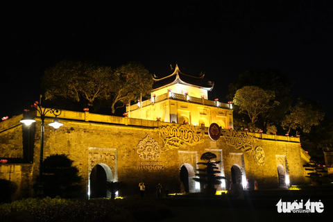 Khám phá tour đêm 'Giải mã Hoàng thành Thăng Long' - Ảnh 1. Tour đêm Giải mã Hoàng thành Thăng Long là chương trình du lịch trải nghiệm cho du khách khi đến thăm thủ đô Hà Nội - Ảnh: HÀ THANH