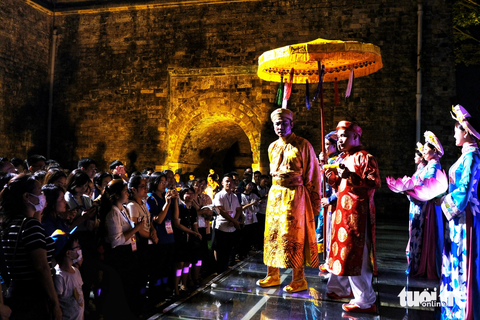 Khám phá tour đêm 'Giải mã Hoàng thành Thăng Long' - Ảnh 2. Thưởng thức lễ thượng triều của vua chúa và điệu múa cổ "Cung đình Thăng Long" - Ảnh: HÀ THANH