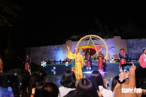 Khám phá tour đêm 'Giải mã Hoàng thành Thăng Long' - Ảnh 3. Tour đêm Giải mã Hoàng thành Thăng Long ghi dấu ấn đặc biệt với các đại biểu dự Đại hội Thanh niên tiên tiến làm theo lời Bác lần thứ VII - Ảnh: HÀ THANH