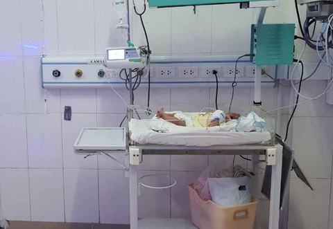 Người bịt kín mặt bỏ bé sơ sinh tại khoa nhi bệnh viện rồi bỏ đi - Ảnh 1. Bé sơ sinh được người bịt kín mặt bỏ lại tại khoa nhi Bệnh viện Đa khoa tỉnh Quảng Trị trưa 25-9 - Ảnh: P.N