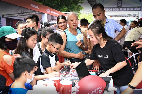 Đẩy mạnh ESG trong lĩnh vực tài chính, thúc đẩy nền kinh tế phát triển bền vững - Ảnh 4. Gian hàng trưng bày các sản phẩm thương mại của Home Credit tại sự kiện tại Hà Nội - Ảnh: Home Credit
