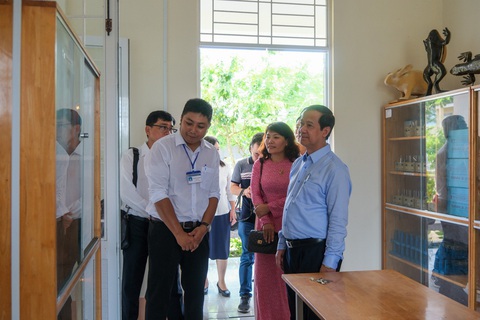 ‘Giáo dục giảm biên chế cơ học lấy đâu ra giáo viên để dạy’ - Ảnh 1. Bộ trưởng Bộ Giáo dục và Đào tạo Nguyễn Kim Sơn khảo sát cơ sở giáo dục tại An Giang - Ảnh: CHÍ HẠNH