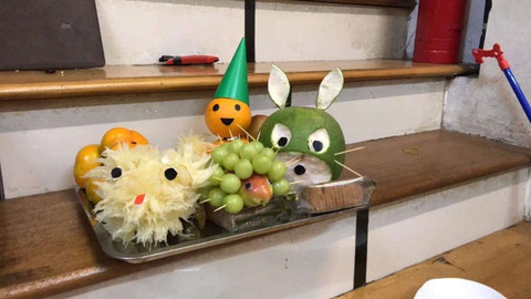 'Cười sảng' với đội hình chó bưởi rước Trung Thu xấu không thể tả - Ảnh 1. Chú chó bưởi này ắt hẳn vừa bị "dính mưa"?!