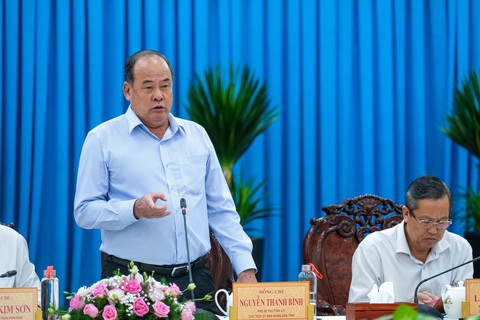 ‘Giáo dục giảm biên chế cơ học lấy đâu ra giáo viên để dạy’ - Ảnh 2. Chủ tịch UBND tỉnh An Giang nêu kiến nghị với đoàn - Ảnh: CHÍ HẠNH