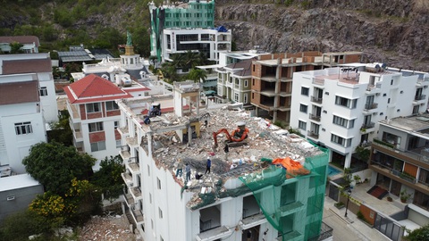 Cưỡng chế công trình sai phạm tại khu biệt thự cao cấp Ocean View Nha Trang - Ảnh 1. Nhiều máy móc, công nhân đang tháo dỡ các tầng vi phạm của một biệt thự cao cấp trong khu Ocean View Nha Trang - Ảnh: TRẦN TRUNG