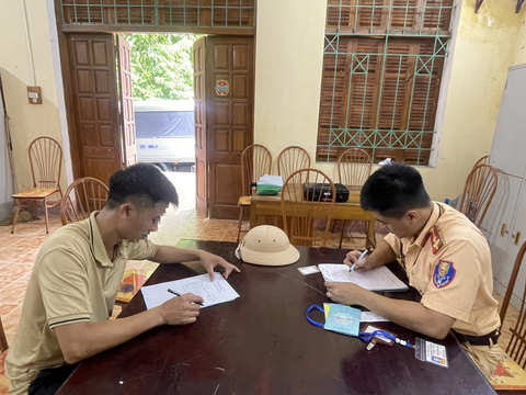 Xử phạt thầy dạy lái xe vì không nhắc học viên nhường đường cho xe ưu tiên - Ảnh 1. Cảnh sát làm việc với ông L. - Ảnh: Công an cung cấp