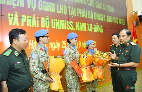 Trao quyết định của Chủ tịch nước cho ba sĩ quan đi gìn giữ hòa bình ở châu Phi - Ảnh 1. Ba sĩ quan nhận quyết định của Chủ tịch nước chuẩn bị lên đường thực hiện nhiệm vụ gìn giữ hòa bình Liên Hiệp Quốc - Ảnh: QĐND
