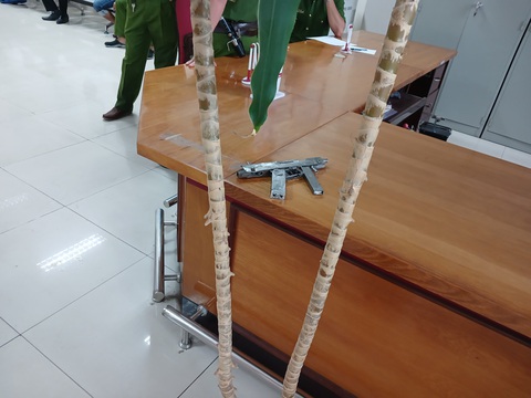 Truy bắt đối tượng dùng vật giống súng tự chế cướp ngân hàng bất thành - Ảnh 1. Vật giống khẩu súng tự chế mà nam giới trên bỏ lại hiện trường khi tháo chạy