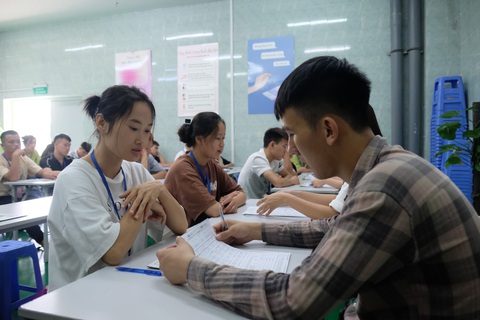 "Thủ phủ" hàng điện tử tấp nập tuyển công nhân - Ảnh 1. Người lao động ứng tuyển nhân sự tại Công ty TNHH Biel Crystal Việt Nam - Ảnh: NGUYÊN BẢO