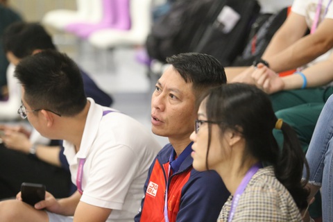 Phóng viên quốc tế ngỡ ngàng tưởng Hoàng Xuân Vinh... còn thi đấu ở Asiad 19 - Ảnh 2. HLV Trần Quốc Cường trao đổi với phóng viên - Ảnh: HUY ĐĂNG