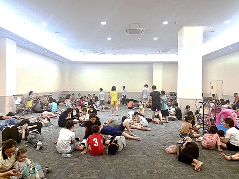 Chống thiếu điện, quyết tâm cao nhưng bí lối ra: Từ nguồn điện đến truyền tải đều chờ - Ảnh 1. Trung tâm thương mại tại quận Long Biên (Hà Nội) mở phòng riêng cho người dân vào tránh nóng trong đợt cắt điện luân phiên hồi tháng 6-2023 - Ảnh: TTTM cung cấp