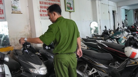 Kiểm tra kho bãi phát hiện hàng chục xe ‘gian’… hóa ra của tiệm cầm đồ - Ảnh 4. Lực lượng chức năng kiểm tra các bãi xe, kho bãi, phát hiện nhiều xe "gian" - Ảnh: Công an cung cấp