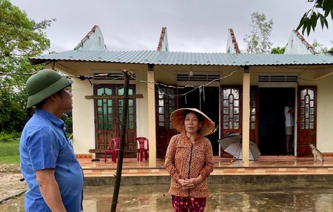 Lốc xoáy ập đến giữa trưa, giật tung mái 67 ngôi nhà - Ảnh 2. Chính quyền địa phương đến kiểm tra tình hình thiệt hại sau khi lốc xoáy qua đi - Ảnh: Q.NAM