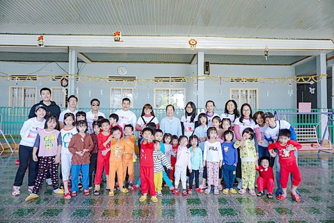 Người tạo "chiếc cầu nối bác ái" giúp người nghèo - Ảnh 3. Một chương trình của anh Quỳnh và nhóm tại mái ấm Tín Thác ở Bảo Lộc - Ảnh: Q.M.