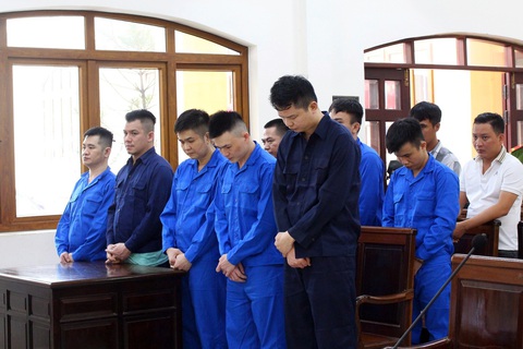 Tuyển hàng trăm lao động làm 'việc nhẹ lương cao' để bán sang Campuchia - Ảnh 1. Các bị cáo trong vụ lừa tuyển hàng trăm lao động làm việc nhẹ lương cao sang Campuchia làm việc - Ảnh: AN BÌNH