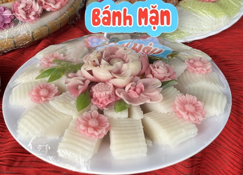 Tỉ mẫn trang trí bánh dân gian hút khách du lịch về Cần Thơ - Ảnh 1. Qua bàn tay khéo léo của người phụ nữ Cần Thơ, món bánh quê trở nên bắt mắt hơn - Ảnh: LAN NGỌC