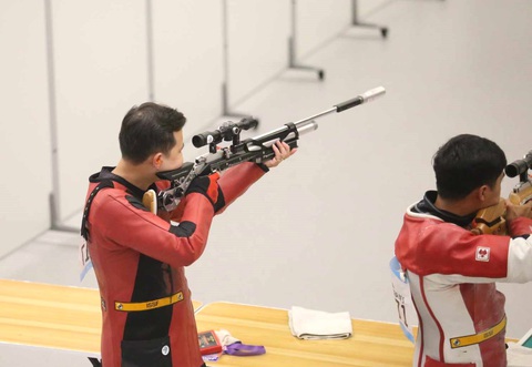 Asiad 19 ngày 25-9: Việt Nam có huy chương bạc đầu tiên - Ảnh 3. Xạ thủ Ngô Hữu Vương (bìa trái) trong loạt đấu chung kết 10m bia di động - Ảnh: HUY ĐĂNG