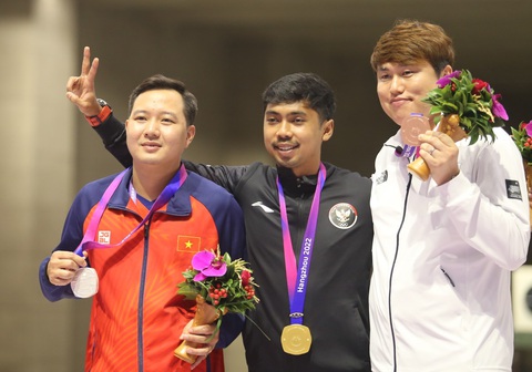 Asiad 19 ngày 25-9: Việt Nam giành 3 HCĐ, 1 HCB - Ảnh 3. Ngô Hữu Vương (bìa trái) đoạt HCB Asiad 19 - Ảnh: HUY ĐĂNG
