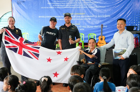 Thủy thủ New Zealand đến thăm Làng May Mắn, giao lưu bóng rổ xe lăn - Ảnh 1. Đại diện hai tàu Hải quân Hoàng gia New Zealand trao quà lưu niệm cho Làng May Mắn - Ảnh: HỮU HẠNH