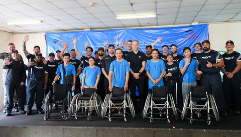Thủy thủ New Zealand đến thăm Làng May Mắn, giao lưu bóng rổ xe lăn - Ảnh 3. Đoàn thủy thủ trao tặng xe lăn cho các hoàn cảnh khó khăn ở Làng May Mắn - Ảnh: HỮU HẠNH