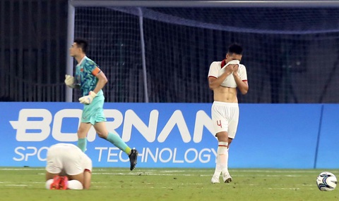 Olympic Việt Nam về sớm ở Asiad 19: 'Thêm một bài học giá trị' - Ảnh 2. Nỗi buồn của các cầu thủ Olympic Việt Nam sau khi thua Olympic Saudi Arabia và bị loại - Ảnh: ĐỨC KHUÊ