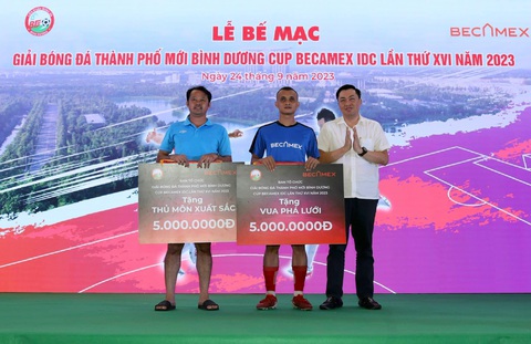 Út Du TPK vô địch Giải bóng đá phong trào lớn nhất Việt Nam - Ảnh 2. Phó giám đốc Sở Văn hóa - Thể thao & Du lịch tỉnh Bình Dương, ông Cao Văn Chóng trao phần thưởng cho "Thủ môn xuất sắc" và "Vua phá lưới" của giải đấu - Ảnh: PHƯƠNG NGHI