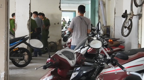 Kiểm tra kho bãi phát hiện hàng chục xe ‘gian’… hóa ra của tiệm cầm đồ - Ảnh 1. Các lực lượng chức năng phối hợp kiểm tra các bãi xe, kho bãi... - Ảnh: Công an cung cấp