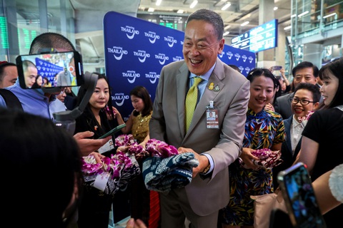Thủ tướng Thái Lan Srettha Thavisin đích thân ra sân bay Suvarnabhumi đón đoàn khách Trung Quốc, ngày 25-9 - Ảnh: REUTERS Thủ tướng Thái Lan Srettha Thavisin ra sân bay Suvarnabhumi đón đoàn khách Trung Quốc, ngày 25-9 - Ảnh: REUTERS