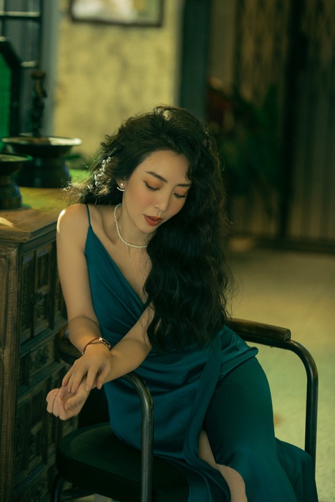 Thu Trang hóa mỹ nhân Hong Kong quyến rũ, tiết lộ định hướng nghề nghiệp mới - Ảnh 4. Bên cạnh đóng phim điện ảnh, sản xuất phim, Thu Trang cũng trở lại với sân khấu kịch