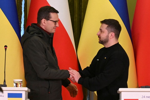 Ukraine và Ba Lan căng thẳng, ông Zelensky ‘mất bình tĩnh’ - Ảnh 2. Thủ tướng Ba Lan Mateusz Morawiecki (trái) và Tổng thống Ukraine Zelensky trong lần gặp nhau hồi tháng 2-2023 - Ảnh: REUTERS