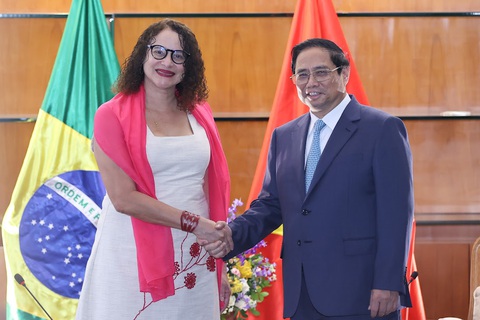 Ngoại giao cây tre của Việt Nam truyền cảm hứng cho Brazil - Ảnh 1. Thủ tướng Phạm Minh Chính bắt tay Chủ tịch Đảng Cộng sản Brazil Luciana Santos - Ảnh: NHẬT BẮC