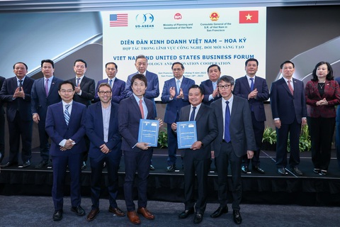 9 ngày Thủ tướng Phạm Minh Chính ở châu Mỹ - Ảnh 13. Thủ tướng chứng kiến lễ trao các văn kiện hợp tác giữa doanh nghiệp Việt Nam và Mỹ tại Diễn đàn kinh doanh Việt - Mỹ về công nghệ, đổi mới sáng tạo. Trong đó ông kêu gọi những ai còn chưa hiểu, e ngại về Việt Nam hãy đến để tận mắt chứng kiến và đầu tư vào Việt Nam - Ảnh: NHẬT BẮC