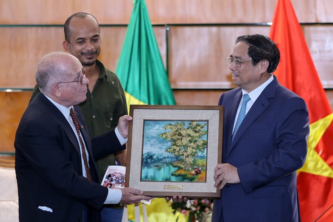Ngoại giao cây tre của Việt Nam truyền cảm hứng cho bạn bè Brazil - Ảnh 3. Thủ tướng Phạm Minh Chính tặng bức tranh cây tre Việt Nam cho Tổng thư ký Hội Hữu nghị Brazil - Việt Nam Pedro de Olivera - Ảnh: NHẬT BẮC