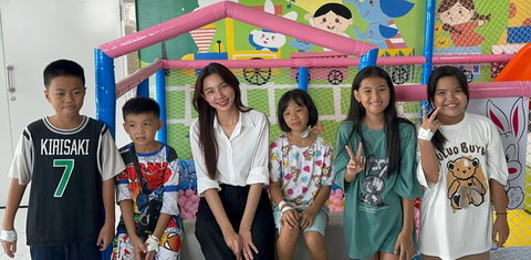 HH Thùy Tiên lên chức mẹ, khoe diện mạo con trai út gây chú ý - Ảnh 5. Thùy Tiên và các bệnh nhi tại khu vui chơi Bệnh viện Nhi đồng thuộc dự án "Vui lên nha" do nàng hậu tổ chức gần đây.
