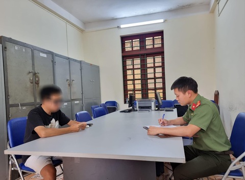 Xử phạt TikToker đăng video xúc phạm cảnh sát giao thông - Ảnh 1. Công an làm việc với ông D.T.N. - Ảnh: THANH TUẤN
